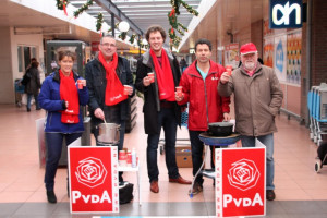 PvdA Katwijk deelt warme chocolademelk uit