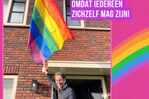 Matthijs van Tuijl hijst de pride vlag op coming out day. ‘Iedereen mag zichzelf zijn.’